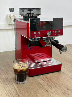 صب القهوة والمشروبات الباردة مع مكينة قهوه Careforcafe باللون الأحمر iced coffee view.