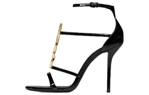صندل كعب عالي Saint Laurent بتصميم شعار YSL ذهبي ولون أسود.