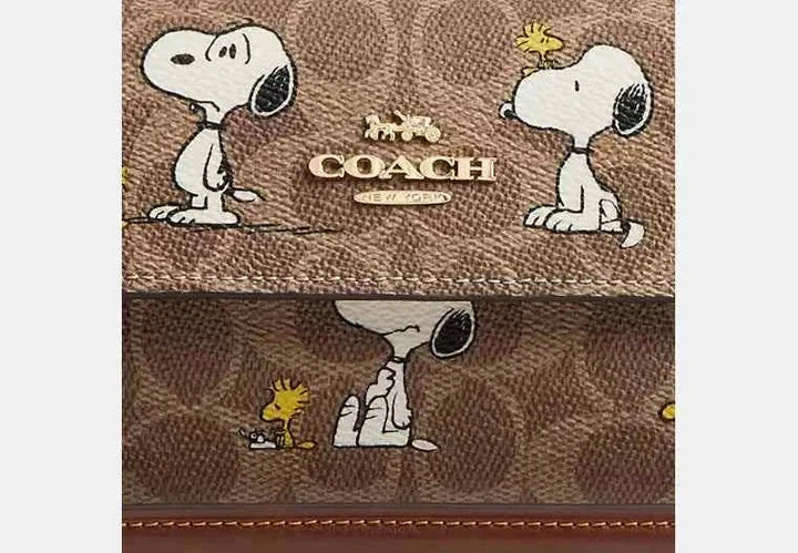 حقيبة كروس كوتش X Peanuts مطبعة بسنوبي وودستوك، تصميم أنيق عملي بحزام قابل للتعديل والخلع.