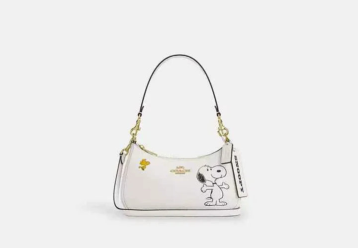 حقيبة كتف تيري من Coach X Peanuts بتصميم سنوبي، جلد حصى مصقول، احتفال بالذكرى السنوية الخامسة والسبعين للسلسلة.