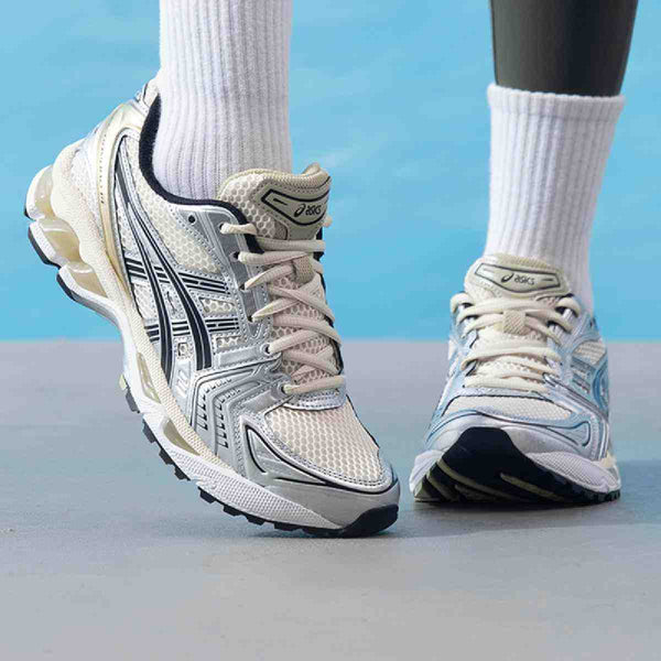 ASICS | GEL-KAYANO 14، أسكس، حذاء رياضي  بيرتش، فضي لامع - رفعة