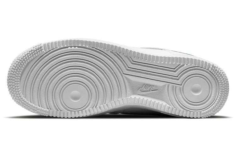 حذاء Nike Air Force 1 أبيض بتفاصيل رمادية وذهبية.