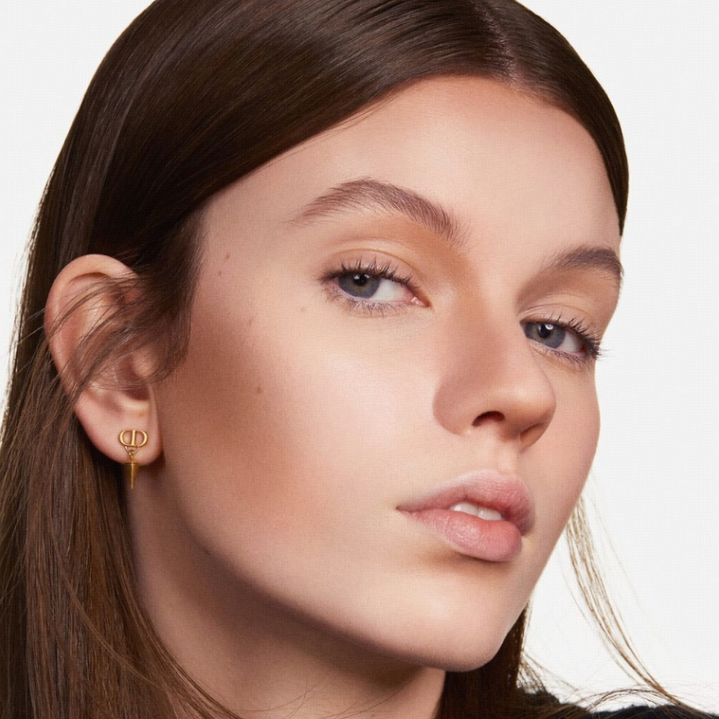 كريم أساس Dior Forever Skin Perfect Stick لتغطية مثالية.