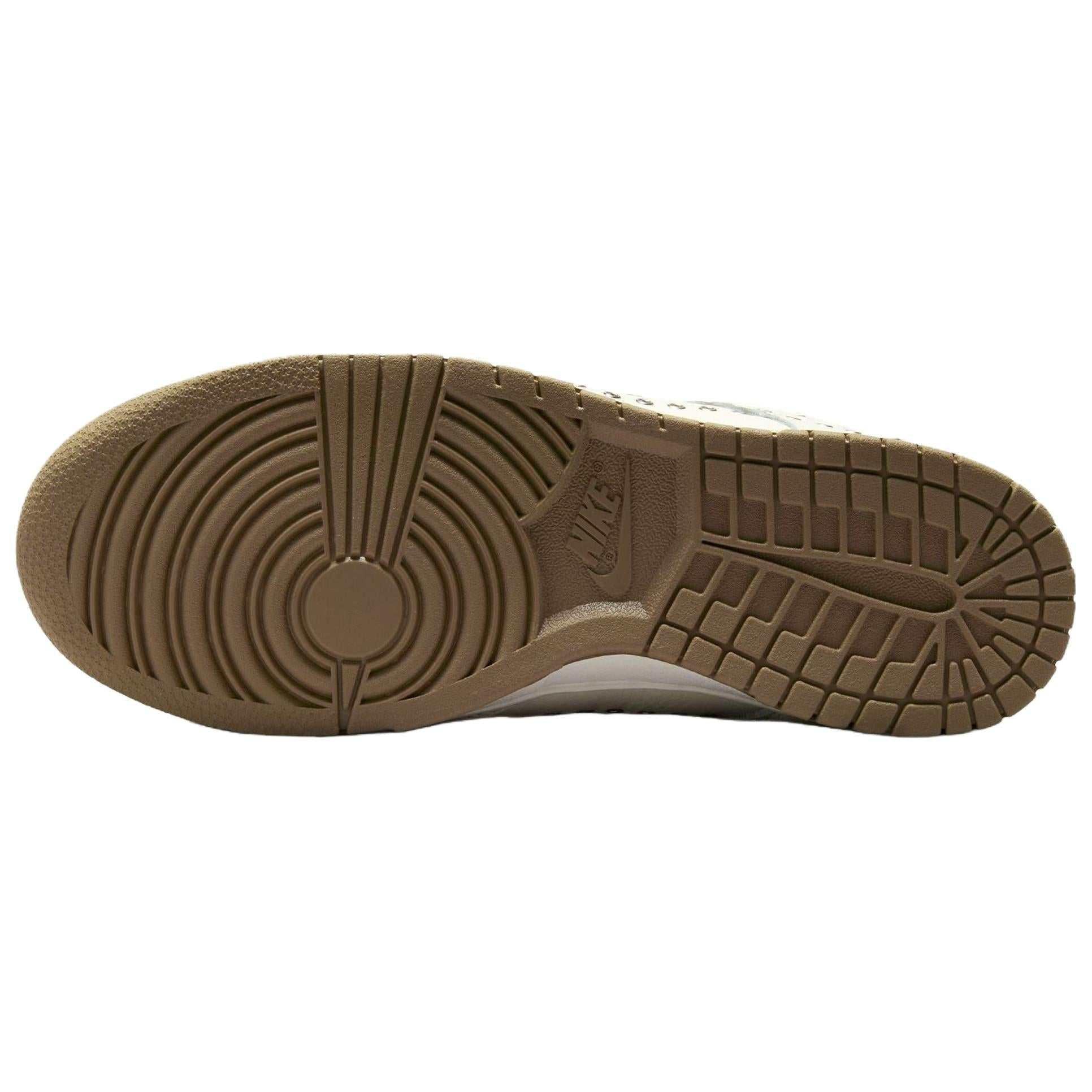 سنيكرز Nike Dunk Low بتصميم Grommets ولون Sail.