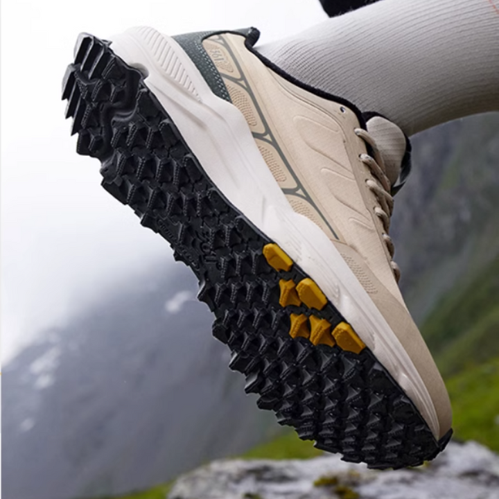 حذاء 361 درجة مقاوم للماء بلون بيج ورمادي بنعال مقاومة للانزلاق ومريح للمشي في التضاريس الوعرة