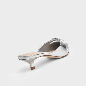 حذاء Mules نسائي فضي لامع بكعب صغير CHARLES & KEITH.