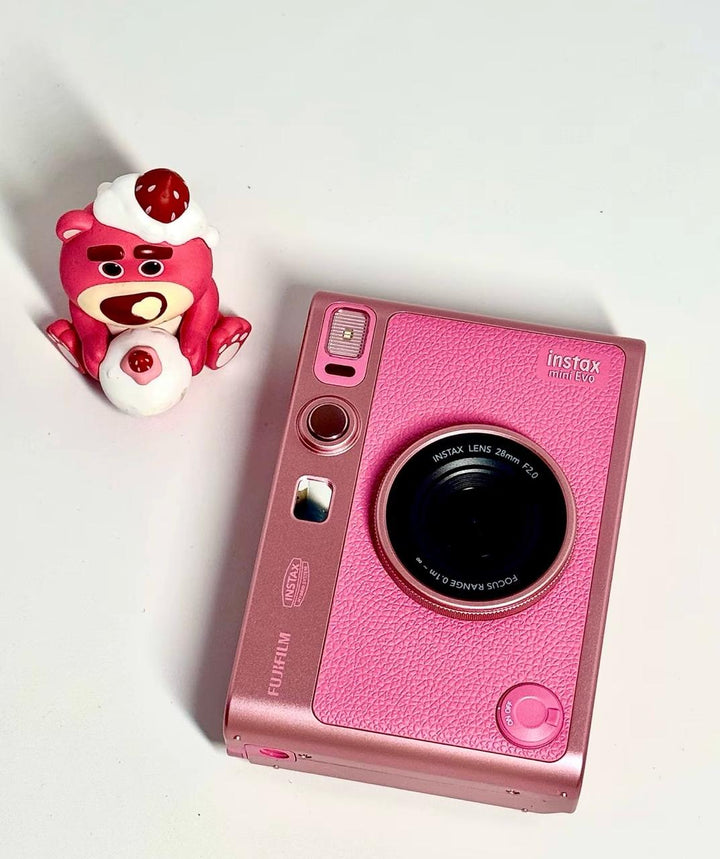 كاميرا فورية هايبرد FUJIFILM Instax Mini Evo وردي خاص بتصميم أنيق.
