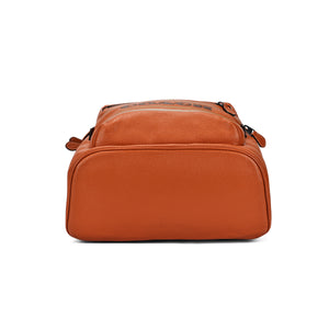 Bottom view of an original Coach brown genuine leather backpack showing sturdy base craftsmanship and leather finish.

عرض القاعدة لحقيبة ظهر كوتش أصلية من الجلد الطبيعي بني يوضح جودة التصنيع واللمس النهائي للجلد.