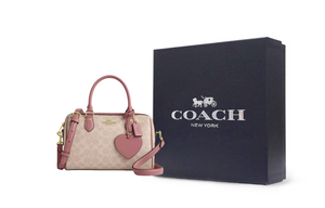 حقيبة Coach Rowan Satchel مع صندوق التغليف الفاخر الخاص بالماركة، مثالية للهدايا.