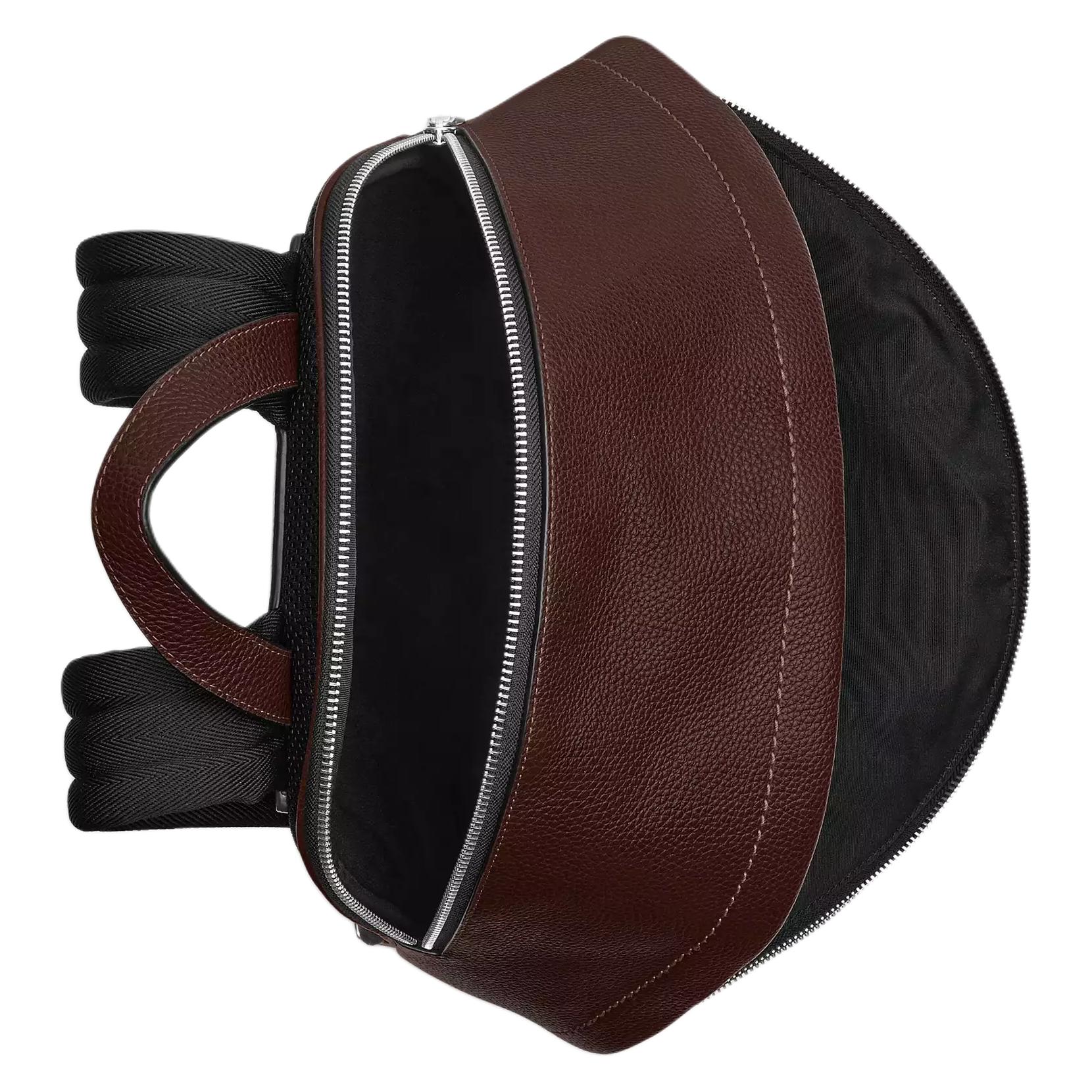 Top open interior view of an original Coach Westway 32 dark burgundy leather school backpack showing spacious compartment and fabric lining.

عرض داخلي علوي مفتوح لحقيبة ظهر مدرسة كوتش ويست واي 32 أصلية جلد باللون العنابي الداكن يوضح المساحة الواسعة والتصفيح القماشي.
