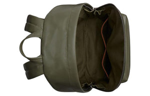 Top open view of an original Coach Westway 32 olive green leather school backpack showing spacious main compartment with interior pocket.

عرض علوي مفتوح لحقيبة ظهر مدرسة كوتش ويست واي 32 أصلية جلد باللون الزيتي يوضح المساحة الرئيسية الواسعة مع جيب داخلي.