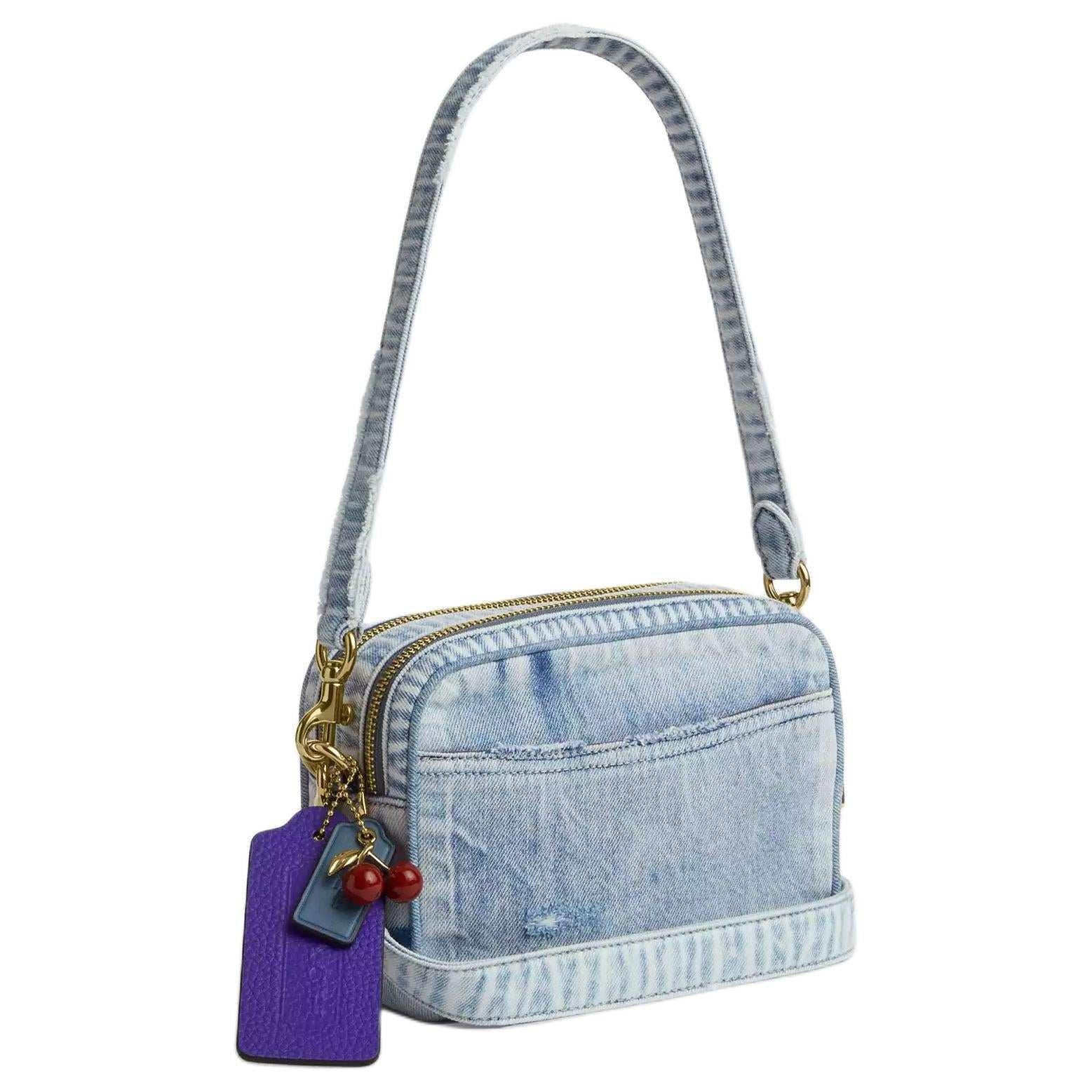 حقيبة Coach Camera Bag من قماش Denim باللون الأزرق.