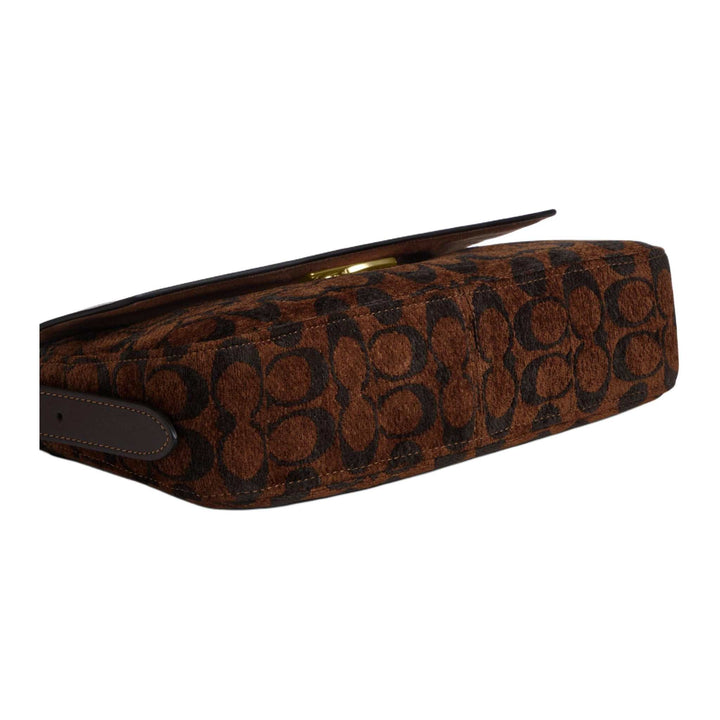 شنطة COACH Etta 25 بني بتصميم مزخرف وحدود جلدية داكنة مع حزام قصير وتفاصيل معدنية أنيقة