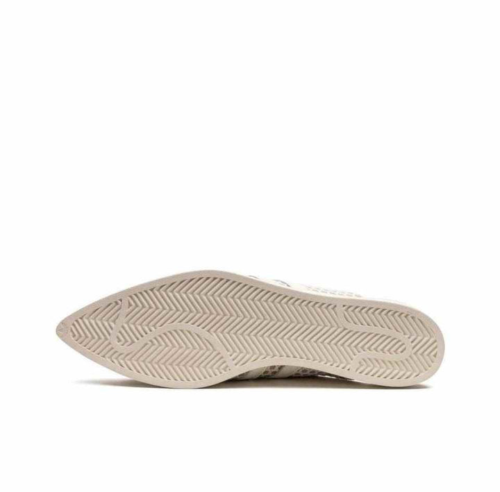 صورة تُظهر النعل السفلي لحذاء Adidas Ivy Park Mule ذي التصميم الأنثوي باللون الكريمي.