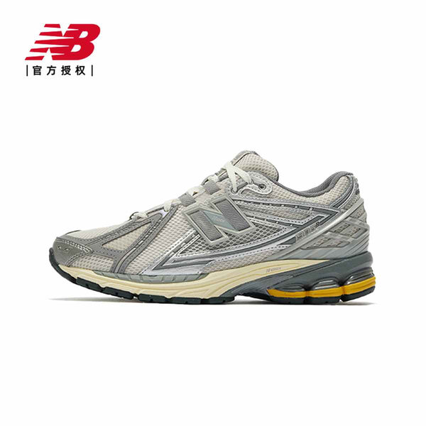 حذاء رياضي رمادي من New Balanceحذاء New Balance رياضي بلون رمادي مع تفاصيل أنيقة تعزز من جاذبيته. يتميز الحذاء بتصميم مريح مع نعل يوفر دعمًا ممتازًا عند المشي أو الجري، بالإضافة إلى نظام تهوية يسمسنيكرزNew balanceرفعةحذاء رياضي