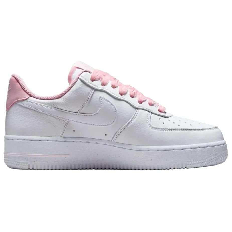 حذاء Nike Air Force 1 أبيض بلمسات وردية ناعمة.