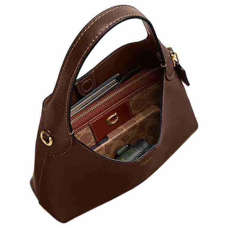 حقيبة Coach Shoulder Bag جلد بني بسلسلة ذهبية.