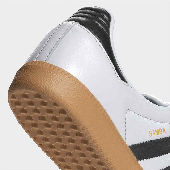 حذاء Adidas Samba أبيض بخطوط سوداء ونعل بني، كلاسيكي ومريح للاستخدام اليومي. - رفعة