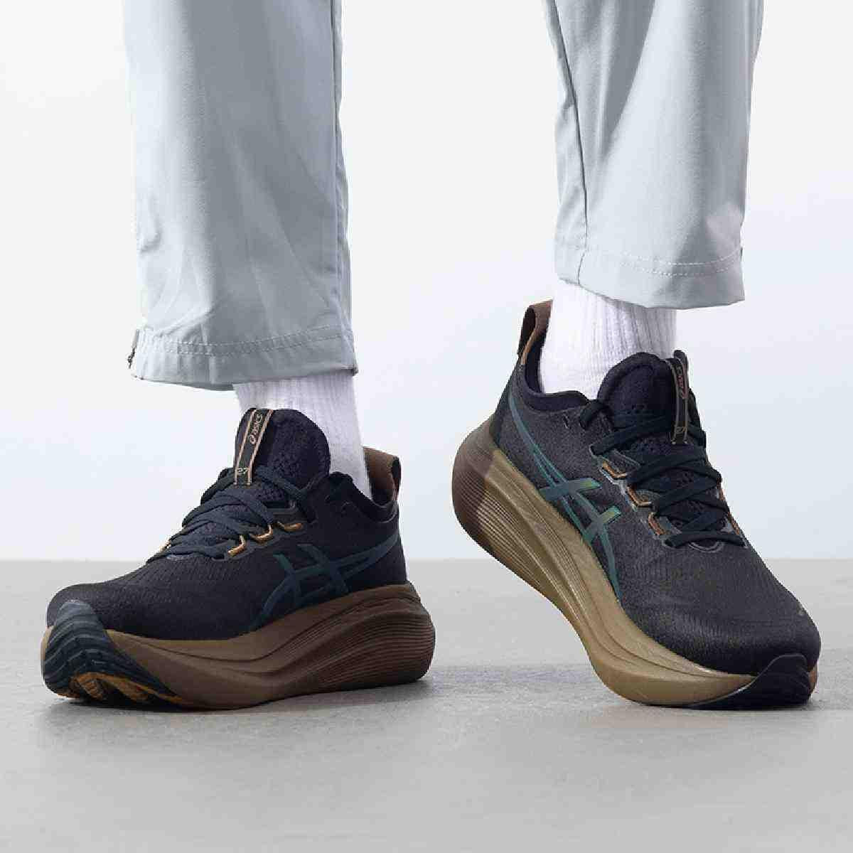 حذاء ركض ASICS GEL-NIMBUS 27 PLATINUM باللون الأسود للرجال.