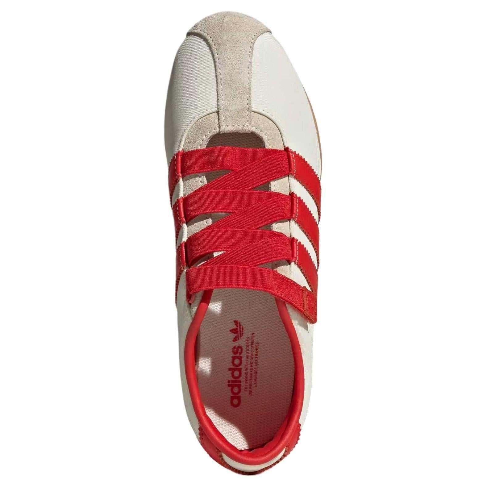 حذاء Adidas Tokyo أبيض وأحمر بتصميم كلاسيكي مريح.
