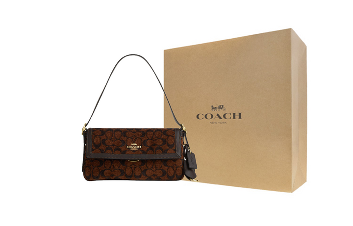 شنطة COACH Etta 25 بنقشة الشعار البني وحزام جلد داكن بتصميم مستطيل فخم