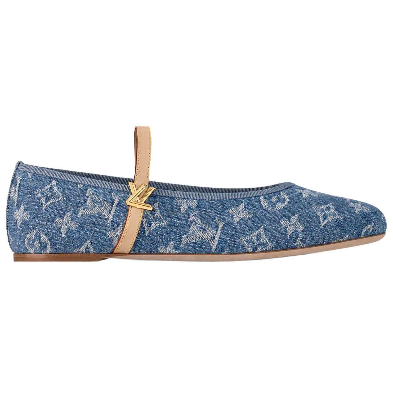 Louis Vuitton حذاء Ballerinas من الـ Denim بنقشة Monogram المميزة.