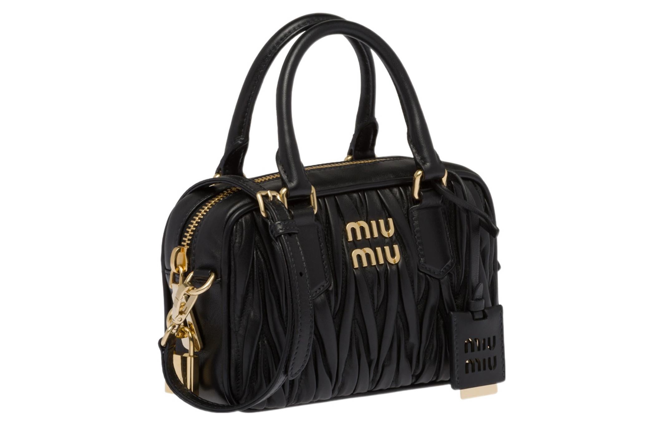 حقيبة Miu Miu جلد أسود مبطن مع قفل ذهبي