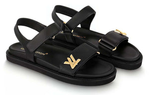 Louis Vuitton صندل Flat نسائي جلد أسود مريح بشعار ذهبي.