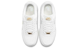 حذاء Nike Air Force 1 أبيض بتفاصيل رمادية وذهبية.