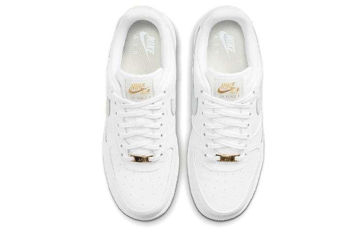 حذاء Nike Air Force 1 أبيض بتفاصيل رمادية وذهبية.