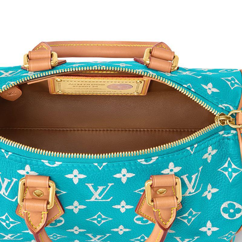 حقيبة Speedy 25 باللون الفيروزي ونقش Monogram الأنيق.