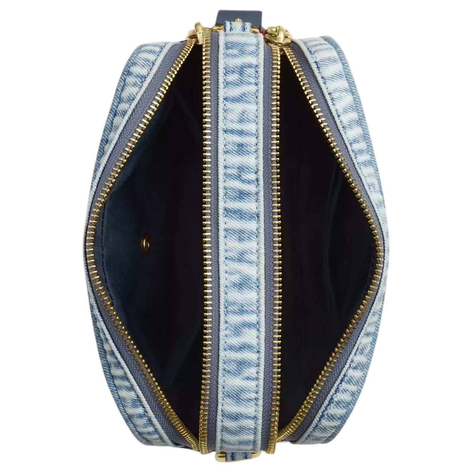 حقيبة Coach Camera Bag من قماش Denim باللون الأزرق.