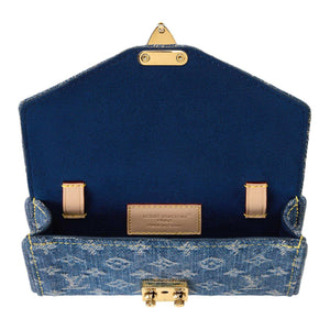 حقيبة Louis Vuitton Denim Monogram بحزام Chain ذهبي.