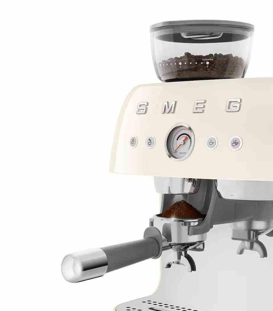 ماكينة اسبريسو SMEG Espresso Machine بمطحنة مدمجة وتصميم كلاسيكي.