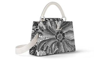 حقيبة يد Louis Vuitton Capucines بنقشة زهور فنية أبيض وأسود.