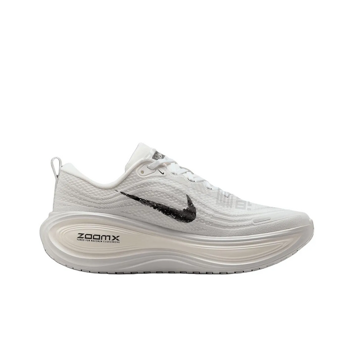حذاء Nike Vomero Plus للرجال أبيض خفيف مع نعل ZoomX وتهوية عالية للجري على الطرق