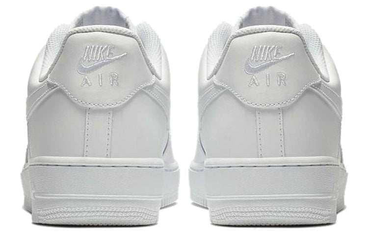 حذاء Nike Air Force 1 أبيض كلاسيكي مريح.
