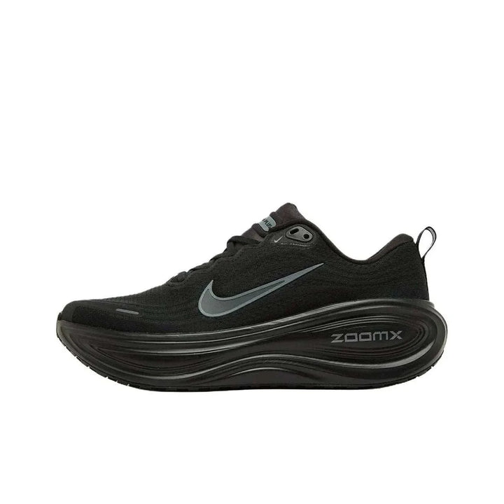 Nike Vomero Plus حذاء جري أسود أنيق بنعل ZoomX سميك وشبكة تنفسية مع شعار Nike رمادي