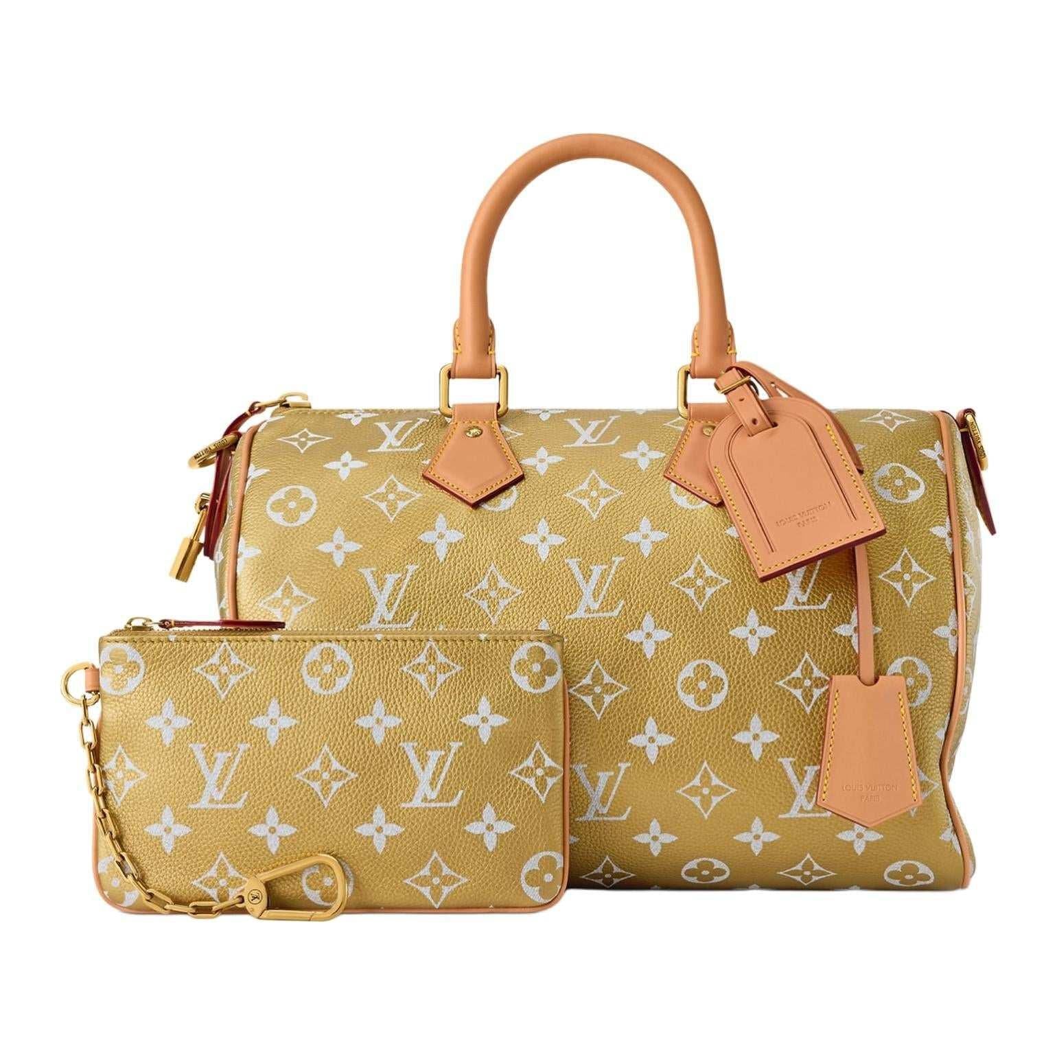 حقيبة Louis Vuitton Speedy Bandoulière بتصميم مميز باللون الذهبي.