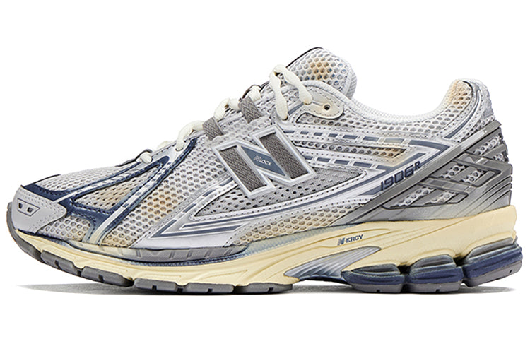 حذاء New Balance 1906R رياضي مريح باللون الفضي
