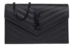 حقيبة Saint Laurent Monogram جلد أسود مع سلسلة سوداء.