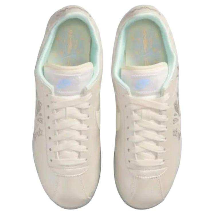 حذاء Nike Cortez أبيض لؤلؤي بتصميم نجوم.
