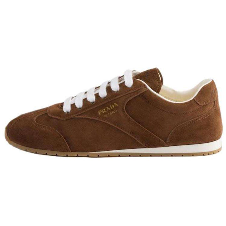 حذاء برادا سنيكرز جلد سويدي بني بتصميم أنيق وكلاسيكي مع نعل مطاطي كراميل وشعار ذهبي للاستخدام اليومي والراحة العالية