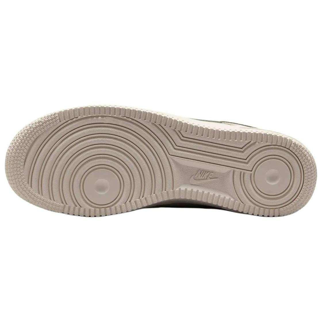 حذاء Nike Air Force 1 رياضي باللون البيج والزيتي.