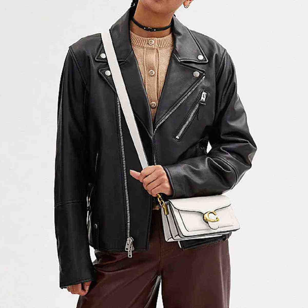 حقيبة Coach Tabby Shoulder Bag جلد بلون أبيض.