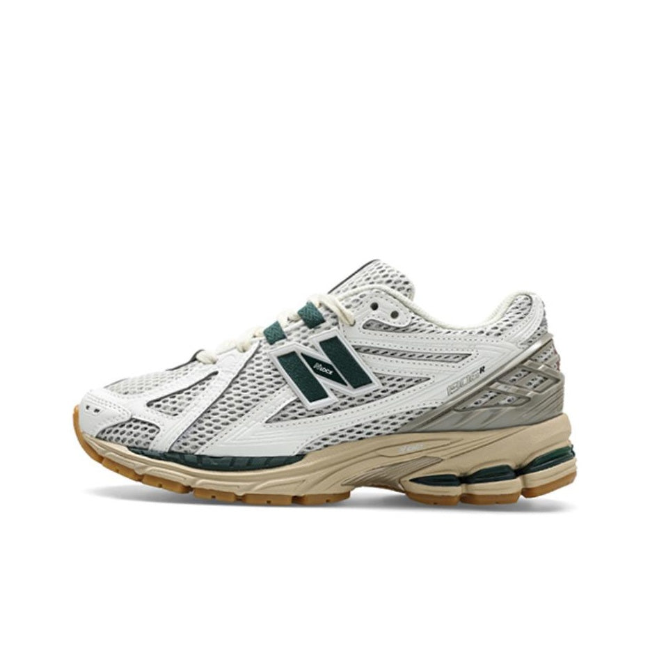 حذاء New Balance 1906R رياضي مريح باللون الأبيض والأخضر