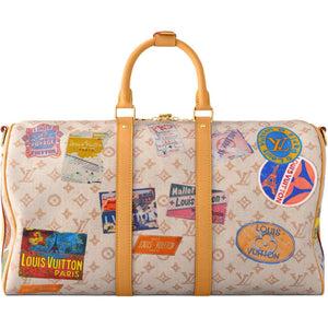 حقيبة سفر Louis Vuitton Keepall بملصقات السفر الملونة.