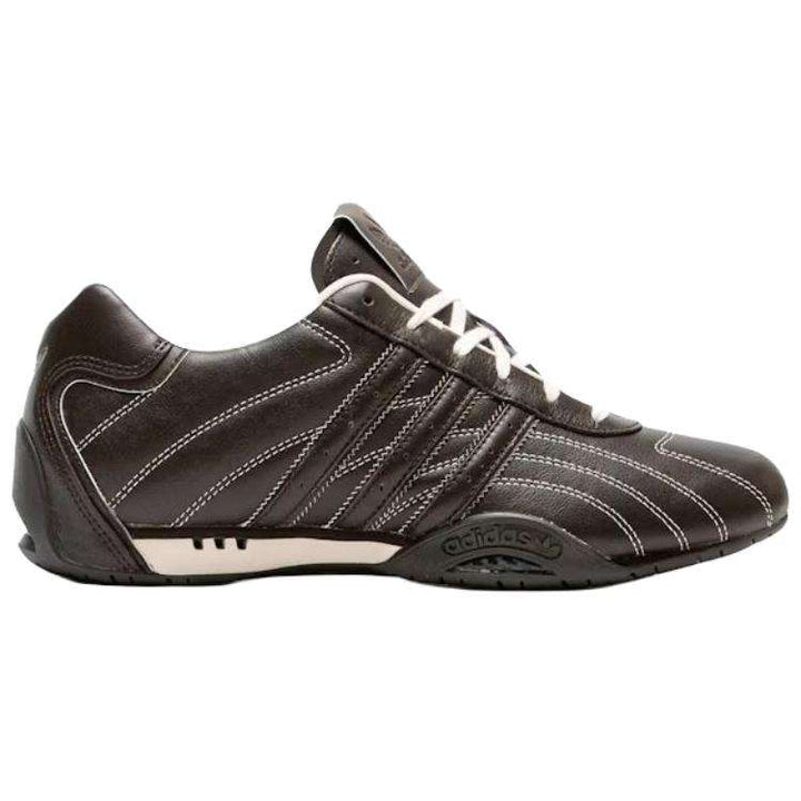 حذاء adidas originals ADIRACER بني بتصميم أنيق ونعل خفيف ومريح مع خياطة بيضاء وأربطة، مناسب للاستخدام اليومي والرياضة