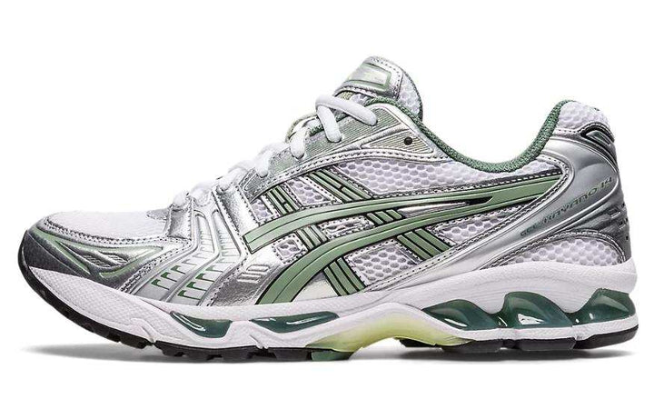 حذاء جري Asics Gel-Kayano 14 بألوان فضي وأخضر مع تصميم شبكي وأداء عالي لامتصاص الصدمات والثبات