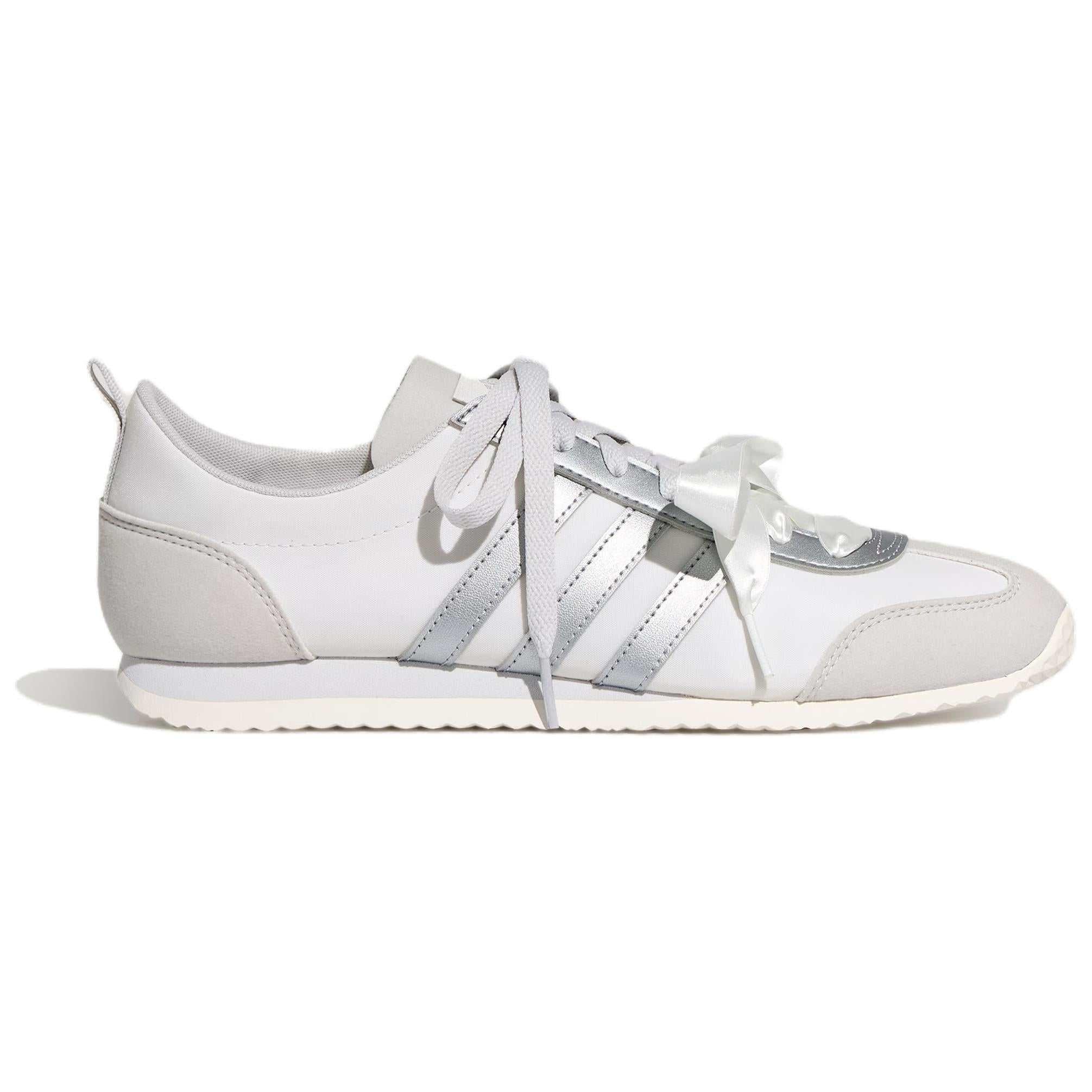 حذاء Sneakers نسائي كاجوال أبيض وفضي بأربطة Ribbon.